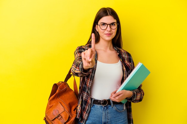 Mujer joven estudiante aislada