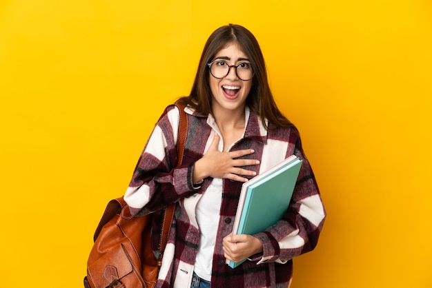 Mujer joven estudiante aislada