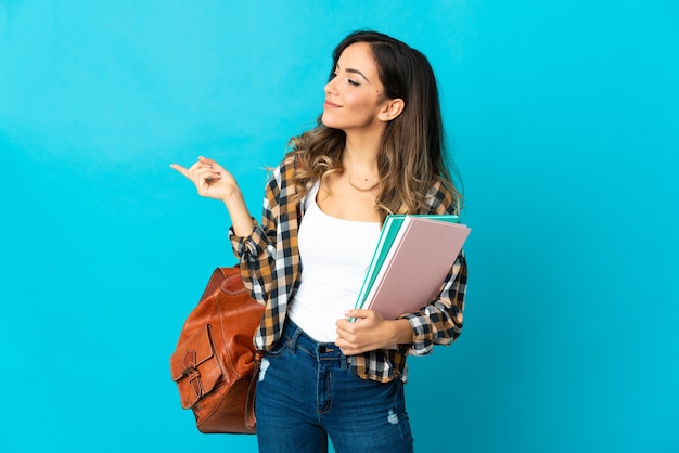 Mujer joven estudiante en azul dedo acusador hacia el lado