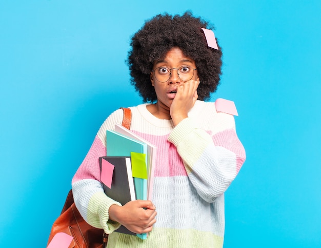 Mujer joven estudiante bastante afro