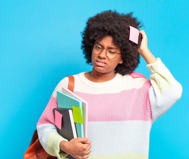 Mujer joven estudiante bastante afro