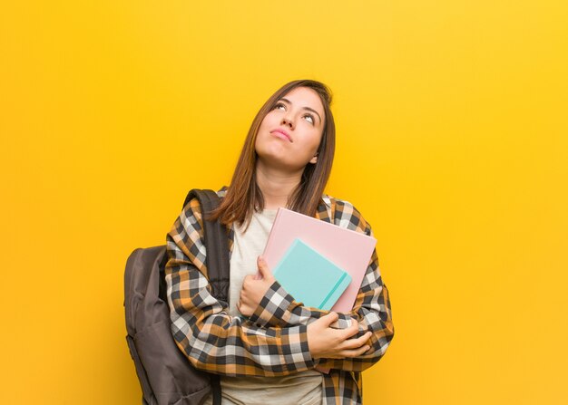 Foto mujer joven estudiante cansada y aburrida