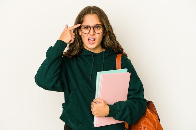 Mujer joven estudiante caucásica aislada mostrando un gesto de decepción con el dedo índice.