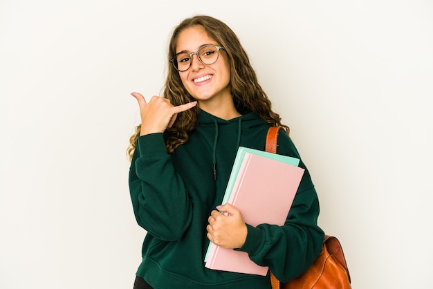 Mujer joven estudiante caucásica aislada mostrando un gesto de llamada de teléfono móvil con los dedos.