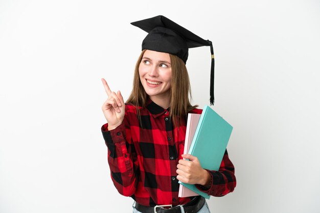 Mujer joven estudiante de inglés aislada de fondo blanco señalando una gran idea