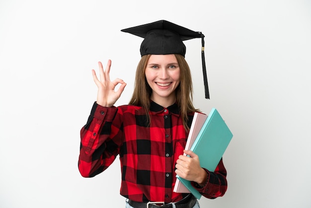 Mujer joven estudiante de inglés aislada sobre fondo blanco que muestra el signo ok con los dedos