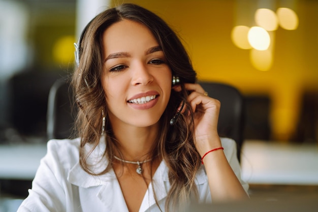 Mujer joven estudiante profesora mujer de negocios usa auriculares inalámbricos videoconferencia