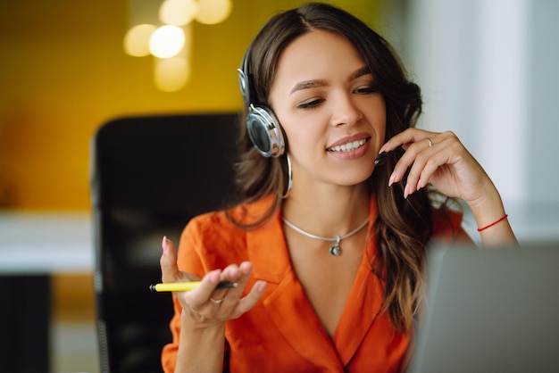 Mujer joven estudiante profesora mujer de negocios usa auriculares inalámbricos videoconferencia