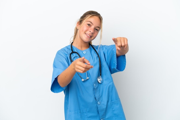 Mujer joven estudiante sentada en el suelo orgullosa y satisfecha