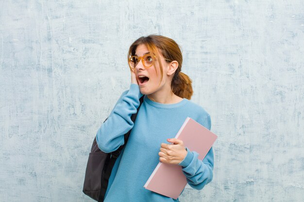 Foto mujer joven estudiante sentirse feliz