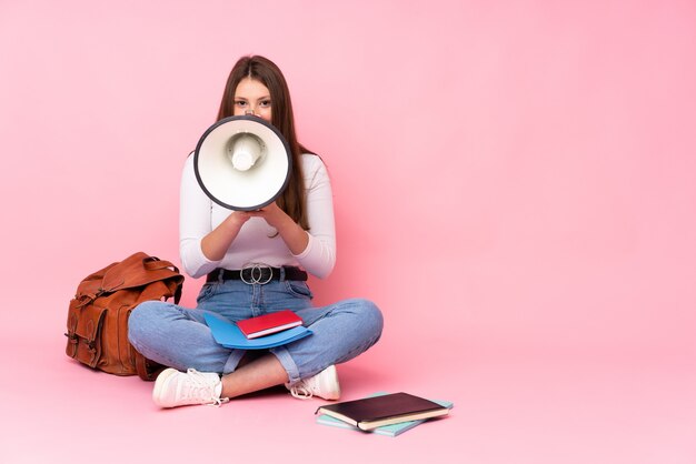 Mujer joven estudiante sobre fondo aislado