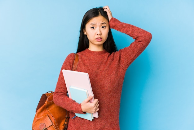 Mujer joven estudiante sorprendida, ha recordado una reunión importante.