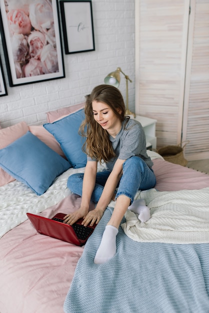 Mujer joven, estudiar en casa