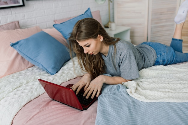 Mujer joven, estudiar en casa