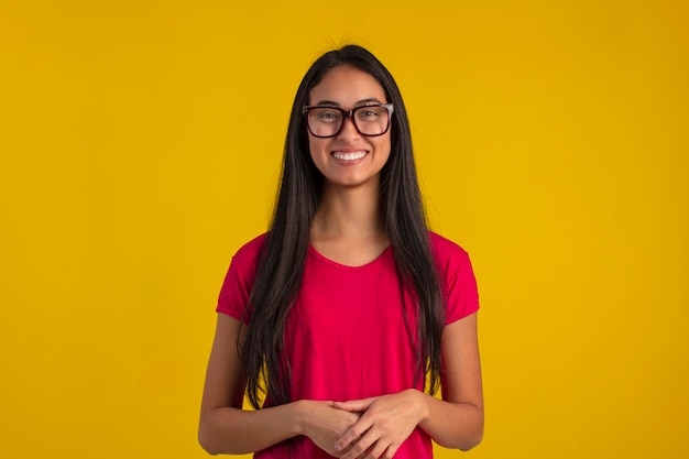 mujer joven, en, estudio, foto, llevando, camisa, y, anteojos