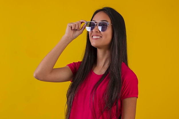 mujer joven, en, estudio, foto, llevando, camisa, y, anteojos