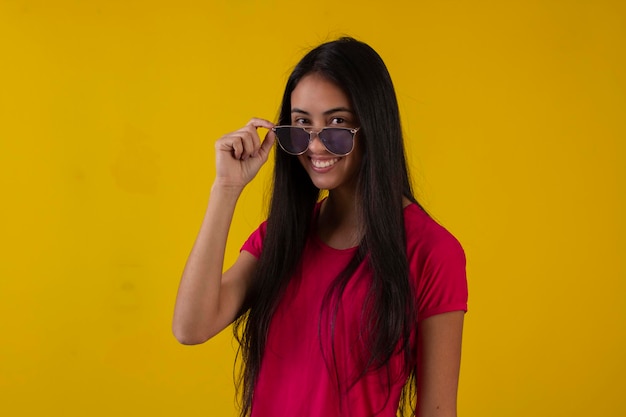 mujer joven, en, estudio, foto, llevando, camisa, y, anteojos