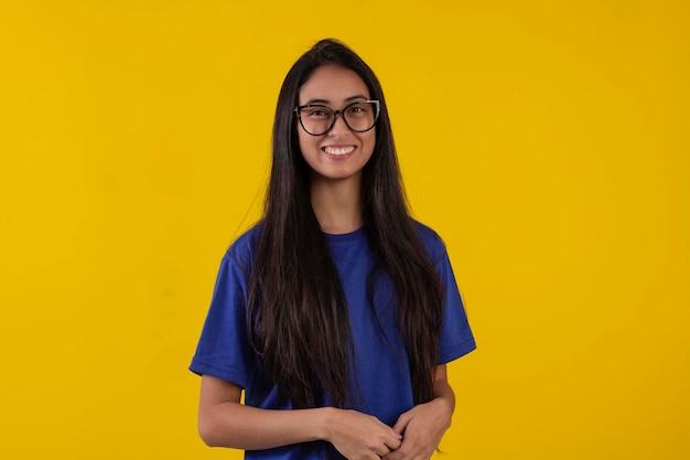 mujer joven, en, estudio, foto, llevando, camisa, y, anteojos