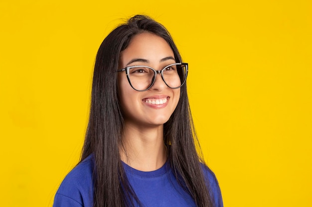 mujer joven, en, estudio, foto, llevando, camisa, y, anteojos