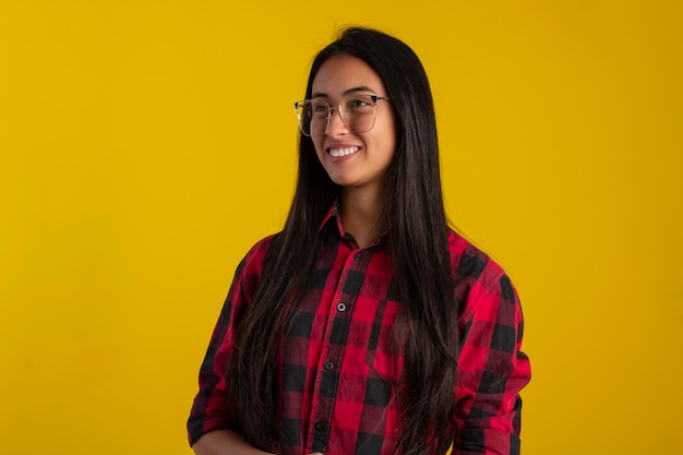 mujer joven, en, estudio, foto, llevando, plaid, camisa, y, anteojos