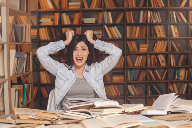 Mujer joven estudio solo en la biblioteca