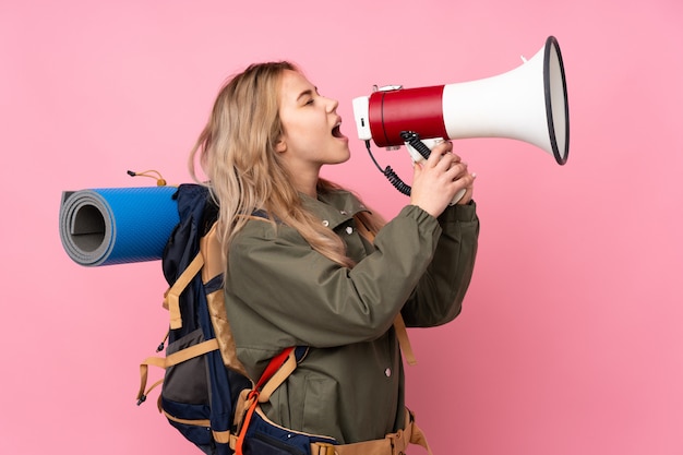 Mujer joven excursionista