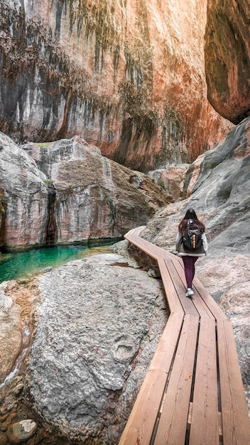 Mujer joven de exploración de la naturaleza haciendo senderismo por las gargantas de Beceite en un día perfecto en Teruel Aragón