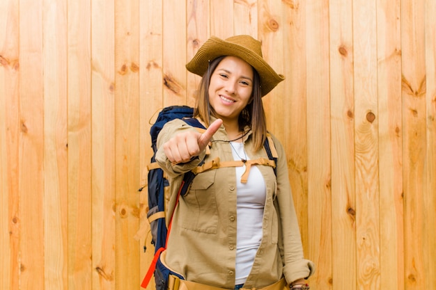 Mujer joven exploradora latina