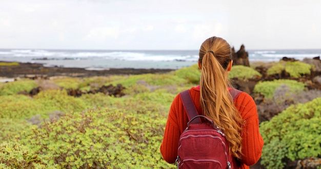 Mujer joven explorando la isla de Lanzarote, Islas Canarias