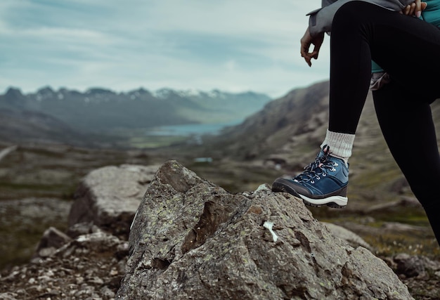 Una mujer joven explorando Islandia