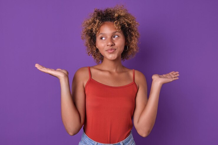Foto una mujer joven expresando curiosidad contra un telón de fondo púrpura vibrante