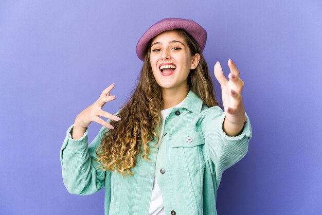 Mujer joven expresando emociones aisladas