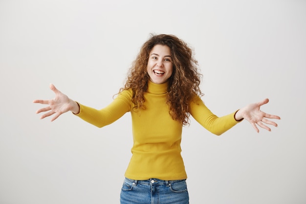 Mujer joven con expresiones