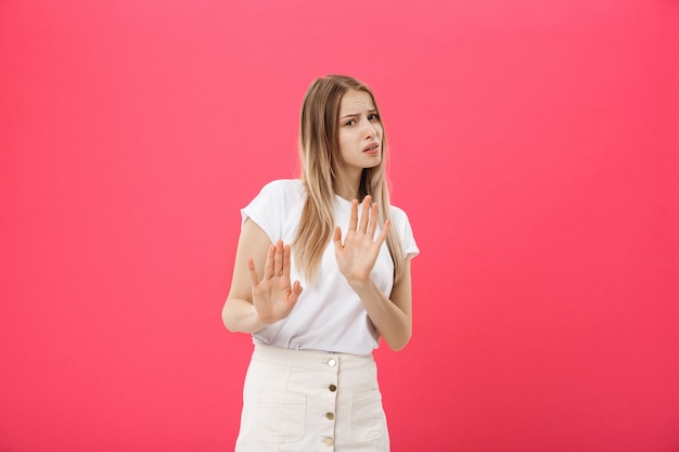 Mujer joven con expresiones