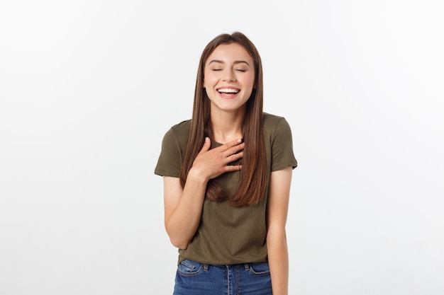 Mujer joven expresiva posando