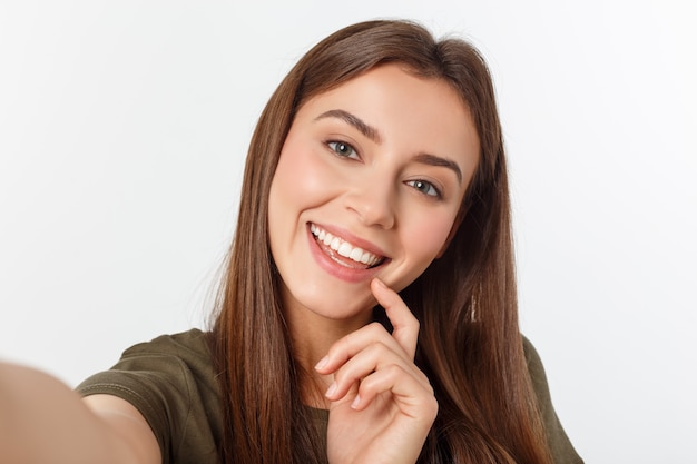 Mujer joven expresiva posando