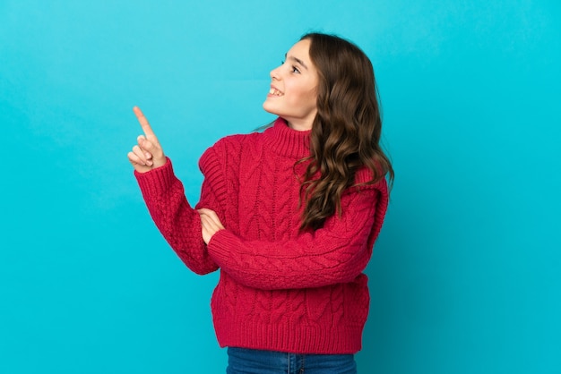 Mujer joven expresiva posando