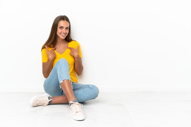 Mujer joven expresiva posando