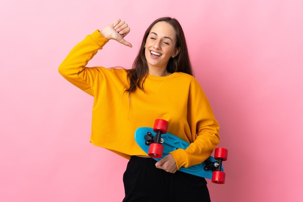 Mujer joven expresiva posando