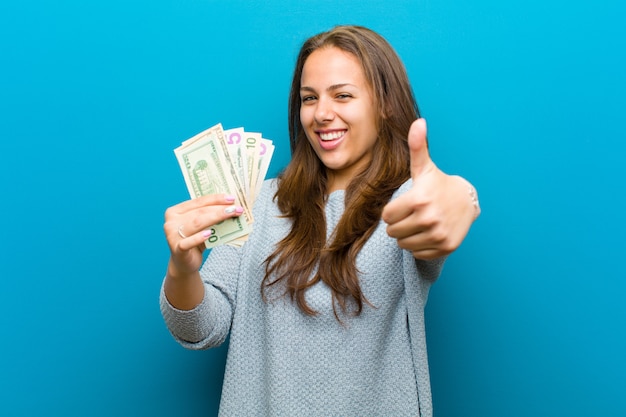 Mujer joven con facturas sobre fondo azul