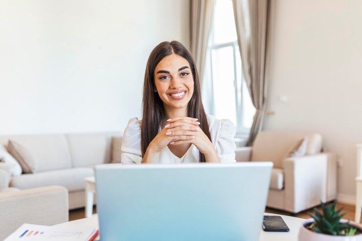 Mujer joven feliz con auriculares hablando mirando la computadora portátil tomando notas estudiante chica hablando por videoconferencia llamada maestra entrenadora tutoría por webcam capacitación en línea concepto de ecoaching