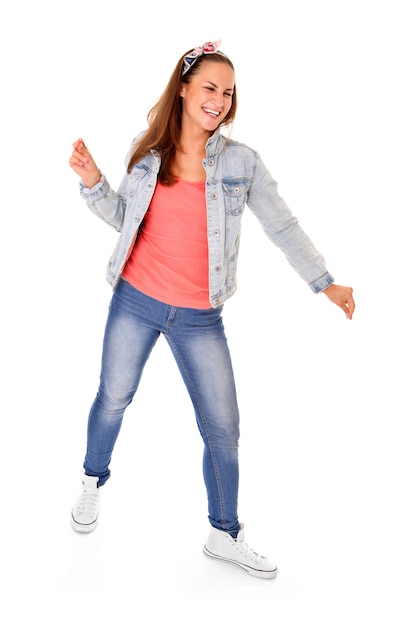 mujer joven feliz bailando sobre blanco