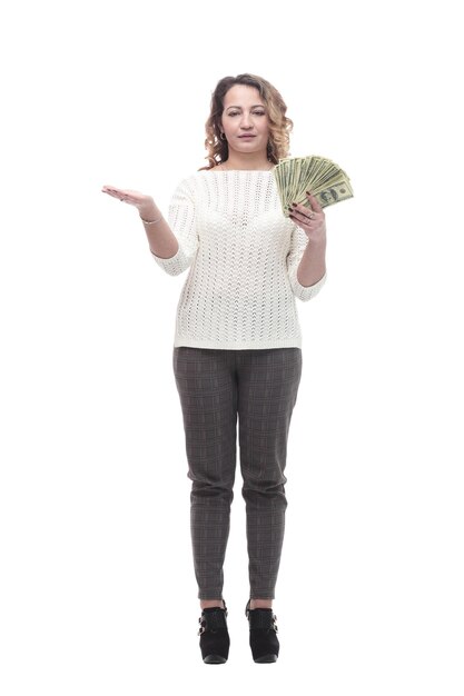 Mujer joven feliz con billetes aislado en un blanco