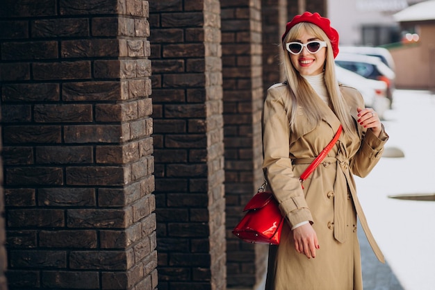 Mujer joven feliz en boina francesa roja