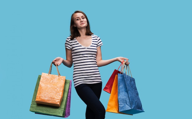 Mujer joven feliz con bolsas de compras
