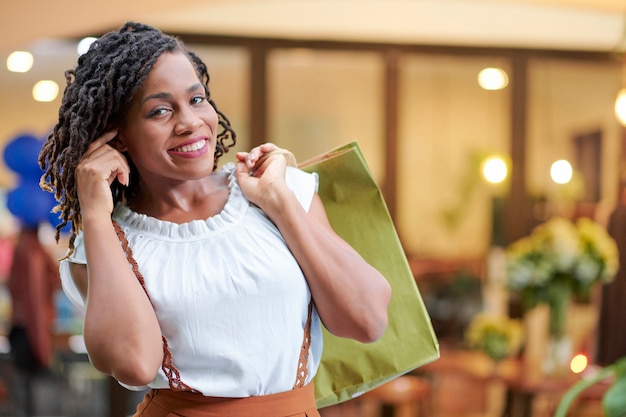 Mujer joven feliz con bolsas de compras