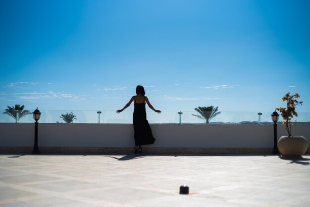 Mujer joven feliz caminando en el territorio del hotel Vacaciones de verano en Egipto Aspecto elegante y de moda