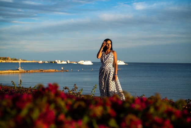 Mujer joven feliz caminando en el territorio del hotel Vacaciones de verano en Egipto Aspecto elegante y de moda