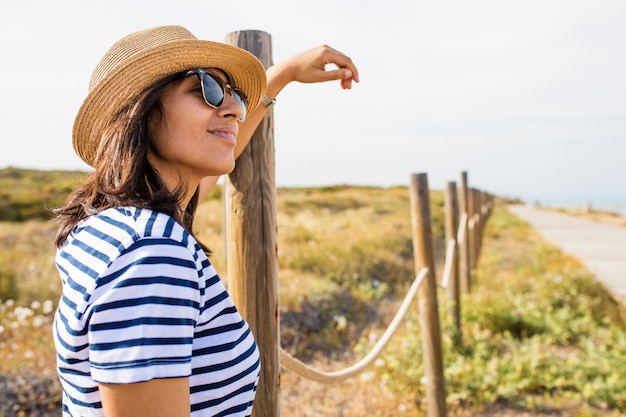 Mujer joven feliz en el campo