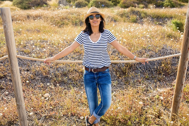 Mujer joven feliz en el campo